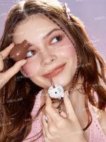 برق لب Poolside Perfection کالکشن Hello Kitty رنگ  Apple Juice شیگلم SHEGLAM - Image 4