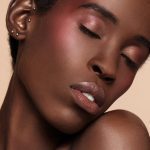 رژگونه استیکی روشن کننده پوست “Glowin’ Up”رنگ PLUM WINE شیگلم SHEGLAM - Image 3