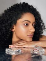 هایلایتر COSMIC CRYSTAL MOUSSE رنگ  VANILLA SKEYE شیگلم SHEGLAM - Image 2