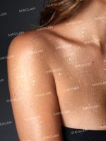 هایلایتر بدن PARTY STARTER با  ژل گلیتر رنگ FEELIN' EXTRA شیگلم SHEGLAM - Image 3