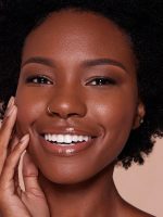 کرم پودر آبرسان SKINFINITE HYDRATING رنگ  SANDALWOOD شیگلم SHEGLAM - Image 4