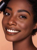 کرم پودر مخصوص پوست  رنگ HAZELNUT شیگلم SHEGLAM COMPLEXION PRO با پوشش مات و ماندگاری طولانی‌ - Image 4