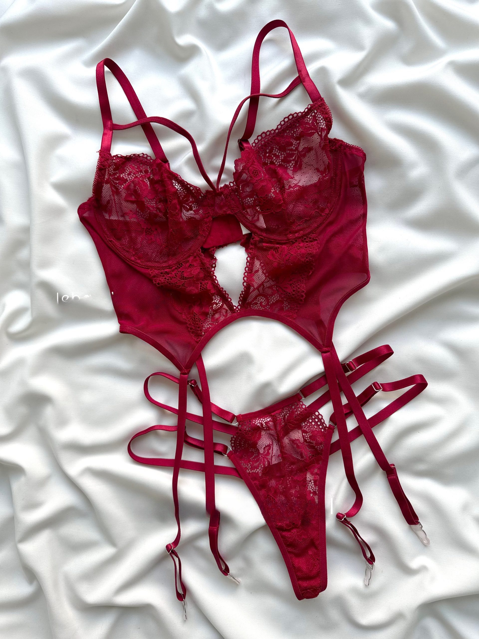 480FB820-1717-40C8-AEE9-D52A486BFAF9-scaled ست لباس خواب گل سرخ دانلا