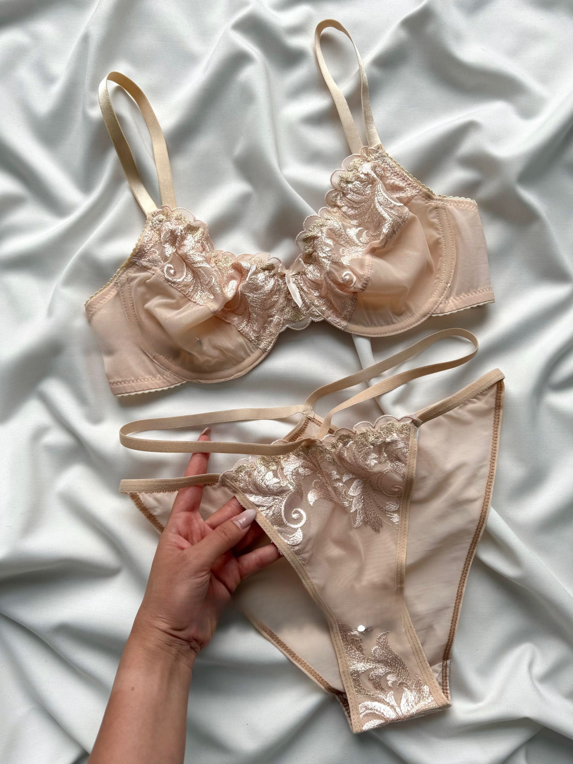 5D3ACEEF-6026-4389-AC55-4274921543B5-scaled ست لباس زیر زنانه تور فنردار کرم دانلا - Image 1