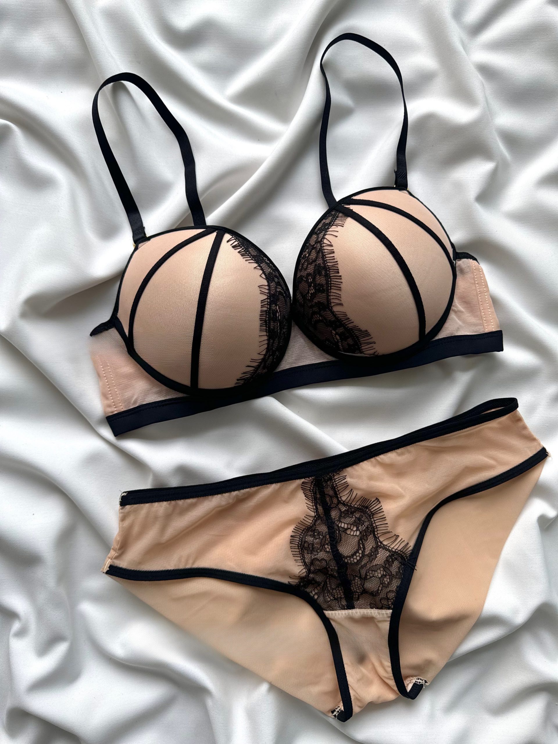 70E0BC3C-0CAE-42B8-9C3D-77D1F5299D73-scaled ست لباس زیر جکدار کرم دانلا - Image 1