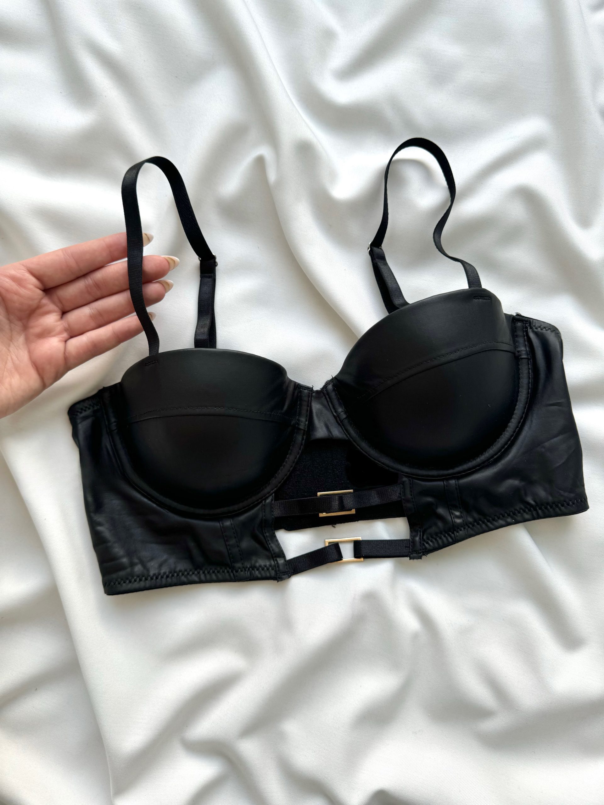 8F9A8129-6519-499F-A6B8-A56207297E9F-scaled سوتین زنانه چرم دانلا