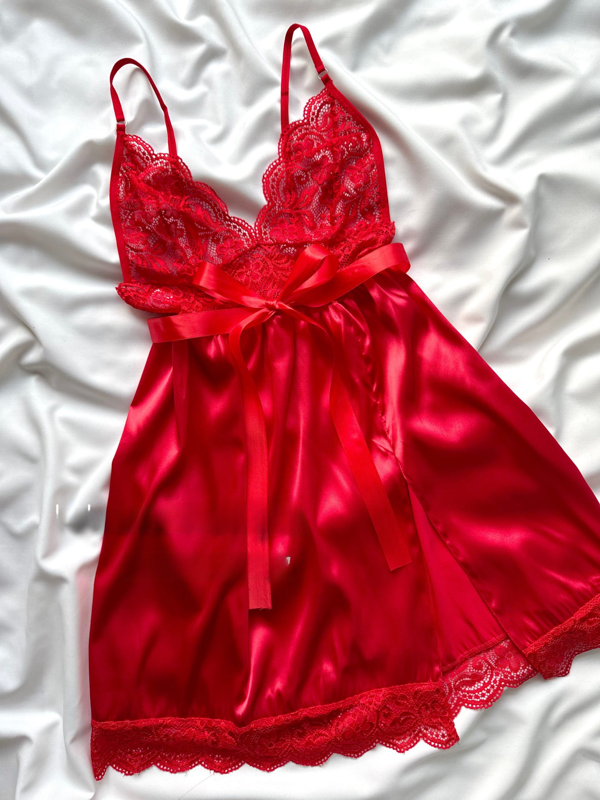 C7D693FF-6E74-4DBD-9FF4-8CF896FB4AAF-scaled ست لباس خواب ساتن بغل چاک قرمز دانلا - Image 1