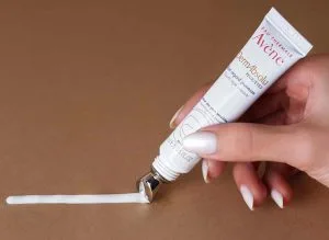 کرم دور چشم آبرسان و ضد تیرگی DermAbsolu اون Avene 1 Avene dermabsolu eye b min